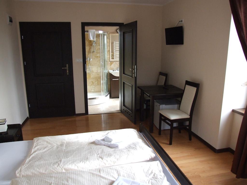 Hotelik Hermes Pieniezno Esterno foto